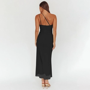 Robe longue noire élégante à une épaule avec dos nu et détails froncés pour femmes