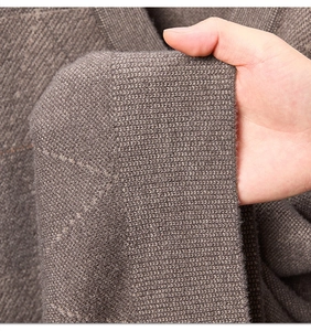 Nahaufnahme der weichen kaffeebraunen Stricktextur und des dichten Materials des Cardigans