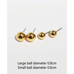 Orecchini a lobo minimalisti a sfera dorata in misure 0,6 cm e 0,8 cm per donna