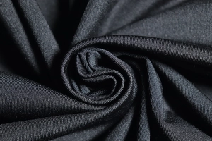 Vista macro del tessuto in maglia di poliestere nero con dettaglio fibre e trama