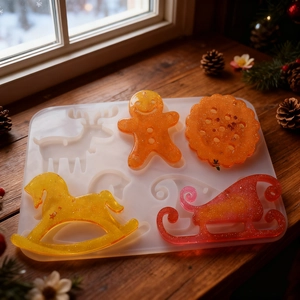 Vue macro de moules en silicone souple aux motifs de renne et de flocon de neige de Noël