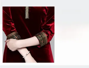 Dettaglio vestito di velluto bordeaux con paillettes etniche e ricami sui polsini