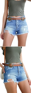 Vue détaillée de la ceinture vintage à double boucle et du short en jean effiloché