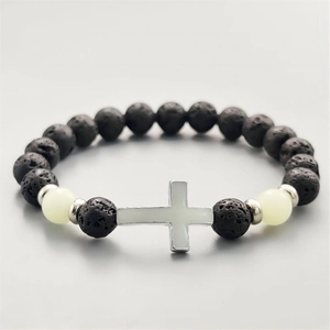 Detail von Vulkanstein-Armband mit Leuchtperlen und silbernem Kreuzanhänger