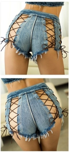 Detail van sexy denim short met hoge taille, vetersluiting aan de zijkant en rafels