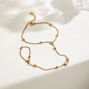 Detailed view of a gold heart pendant bracelet with white zircon and water shadow effects