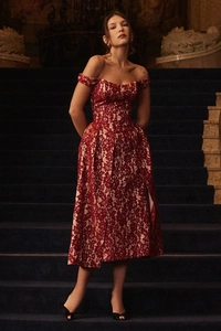Détail de la texture de la robe rouge en dentelle à épaules dénudées sur modèle élégant