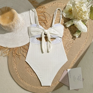 Vue détaillée du maillot de bain blanc côtelé avec nœud et découpes à la taille