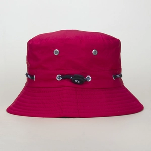 Détail d'un bob imperméable rouge avec œillets métalliques et cordon de serrage réglable