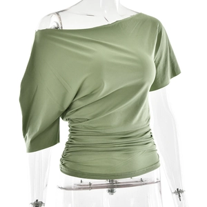 Vue détaillée du t-shirt femme à épaule dénudée avec détails froncés en vert olive clair