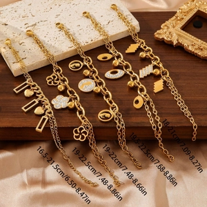 Cinque braccialetti floreali in acciaio placcato oro 18k con catene e ciondoli regolabili