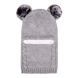 Vista dettagliata del passamontagna grigio a maglia per bambini con due pompon di pelliccia