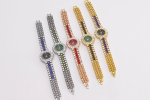 Nahaufnahme luxuriöser Strass-Armbanduhren für Damen in verschiedenen Farben