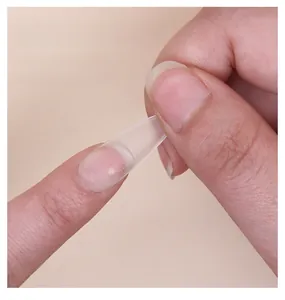 Vista macro del gel adhesivo sólido transparente con fuerte adherencia para uñas postizas