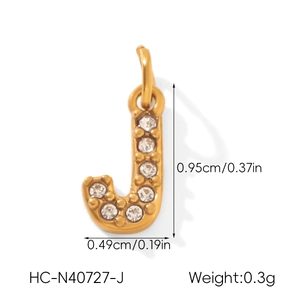 Vue détaillée du pendentif lettre J doré avec strass et ses dimensions précises