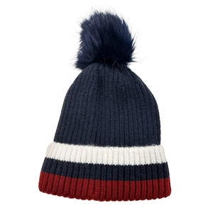 Vista dettagliata di un berretto da donna in maglia con pompon blu navy e strisce