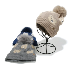 Gestrickte Wintermütze für Kinder mit süßem Bären-Jacquard und flauschigem Bommel, 3 Farben