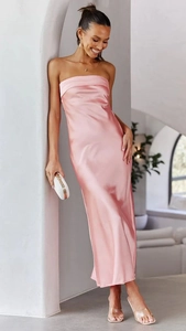 Dettaglio dell'elegante abito lungo in raso rosa con lussuosa trama in seta e lucentezza