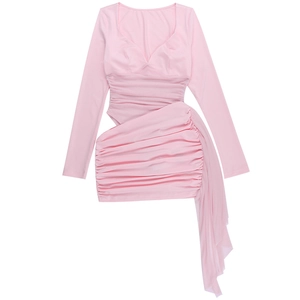Vestido fruncido rosa de manga larga con detalle calado en la cintura sobre fondo blanco