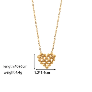 Vue détaillée du collier coeur doré avec pendentif 1.2x1.4cm et longueur de 40 plus 5cm