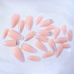 Unghie finte a mandorla lunghe con sfumatura rosa nude, linee glitterate argento e strass