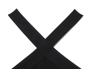 Détail des bretelles croisées élastiques de cette robe longue noire dos nu élégante