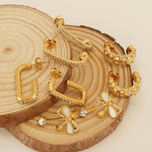 Chics boucles d'oreilles créoles en acier doré 18k avec accents en cristal brillant