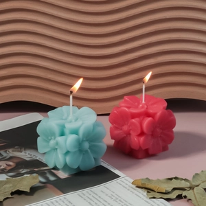 Juego de velas aromáticas florales esféricas en rosa y azul claro con pétalos detallados