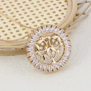 Détail du collier plaqué or 18k avec portraits de filles ronds et pierres en zircon marquise