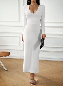 Elegante abito midi bianco a maniche lunghe con scollo a V e vestibilità aderente