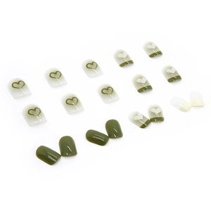 Set unghie finte corte verde oliva con motivi a cuore bianchi e design sfumato elegante