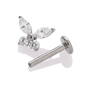 Clou d'oreille papillon en titane G23 avec zircone cubique sur fond blanc