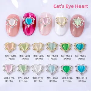 Détails de bijoux d'ongles en forme de cœur œil-de-chat avec bordure en strass rose