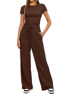 Détail d'un ensemble deux pièces marron chocolat avec pantalon large à cordon et t-shirt