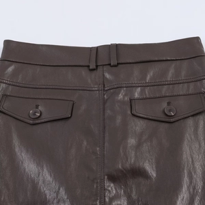 Vue détaillée du dos d'une jupe en similicuir marron avec poches et coutures soignées