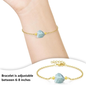 Detailansicht eines Goldketten-Armbands mit blauem Naturstein und verstellbarem Verschluss