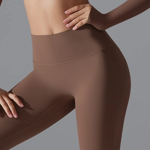 Nahaufnahme der dunkelbraunen High-Waist-Yogahose aus stützendem Kompressionsstoff