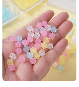 Vista macro de mini caramelos de estrella en resina de colores para artesanía DIY