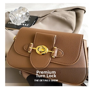 Détail d'un sac à bandoulière en cuir marron avec un fermoir rotatif doré élégant