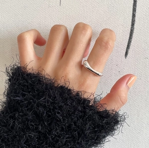 Nahaufnahme eines minimalistischen S925 Sterling Silber Wellenrings am Finger