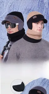 Détail d'un ensemble bonnet en maille et tour de cou avec doublure peluche chaude
