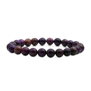 Bracciale di perle occhio di tigre con venature naturali viola e marroni su fondo bianco