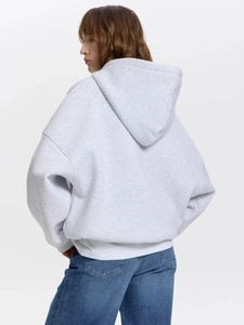 Vista posteriore della felpa oversize grigio chiaro con spalle scese e cappuccio ampio