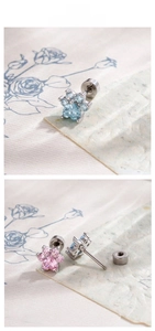 Detail von Katzenpfoten-Ohrstecker mit Herzstein und sicherem Schraubverschluss