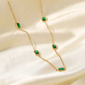 Vue détaillée du collier plaqué or 14 carats avec cinq zircons verts rectangulaires
