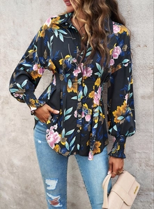 Détail d'un chemisier à manches longues imprimé floral avec taille élastique chic