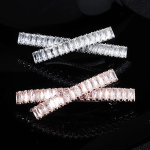Gros plan de barrettes en zircon argent et or rose avec cristaux élégants incrustés