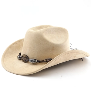Détail d'un chapeau de cowboy en daim beige avec ruban tressé et ornements en métal