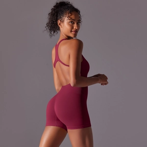 Détail de la combinaison yoga bordeaux dos nu montrant la taille côtelée et le tissu