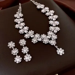 Set gioielli con collana a fiori e orecchini pendenti in argento e zirconi brillanti